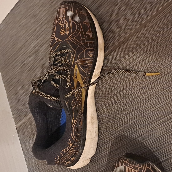 Brooks size 11 - NYC Edition Brooklyn themed - Picture 4 of 8